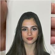 Me defino como una persona extrovertida y respetuosa. Llevo toda la vida yendo a academias de inglés y me aprobé el C1 con 15 años